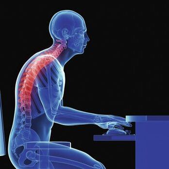 Sitzende Arbeit am Computer ist mit Rückenschmerzen behaftet