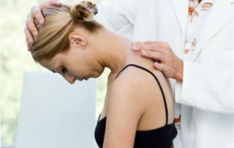 Um eine Osteochondrose der Wirbelsäule zu erkennen, führt der Arzt eine visuelle Untersuchung durch. 