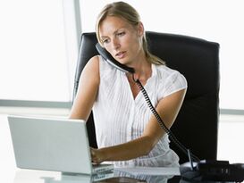 Setzgerätearbeit und Halten Sie die Schulter des Telefons die Ursachen für zervikale Osteochondrose fest