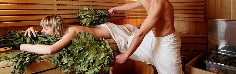 Besenmassage im Badehaus zur Vorbeugung von Osteochondrose.