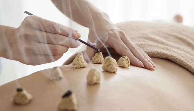 Erwärmung bioaktiver Punkte am Rücken bei Osteochondrose.